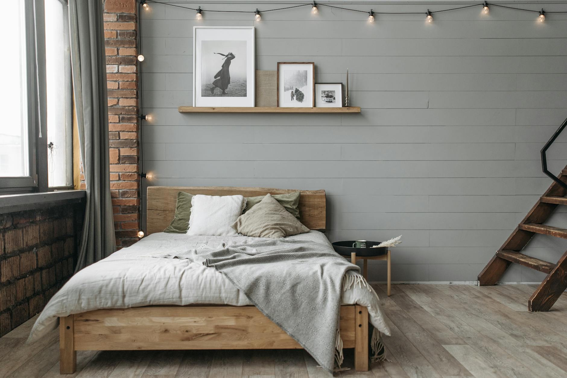 Coin de chambre d'enfant avec étagères en bois et textiles naturels